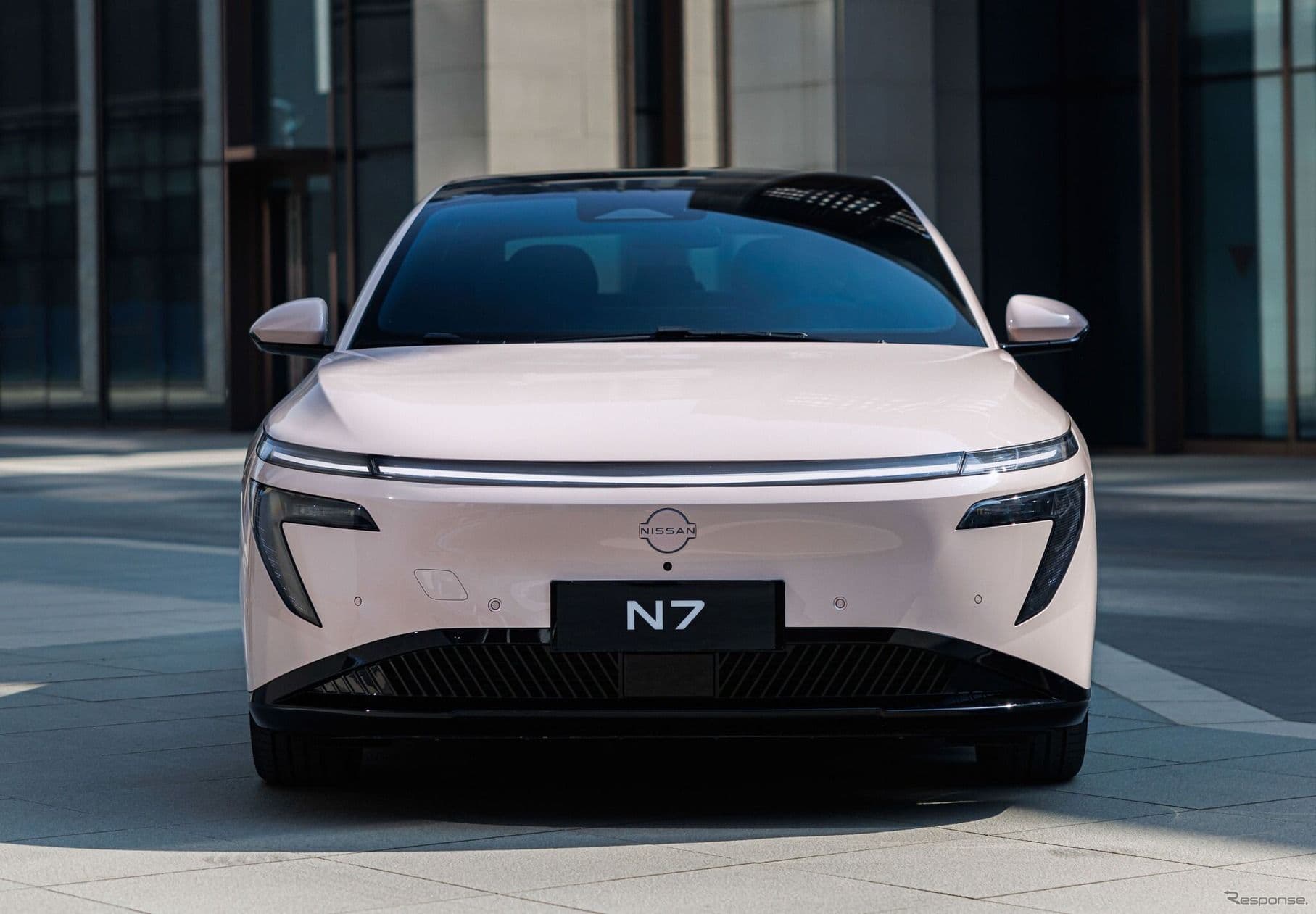 Dongfeng Nissan N7 electric sedan front view