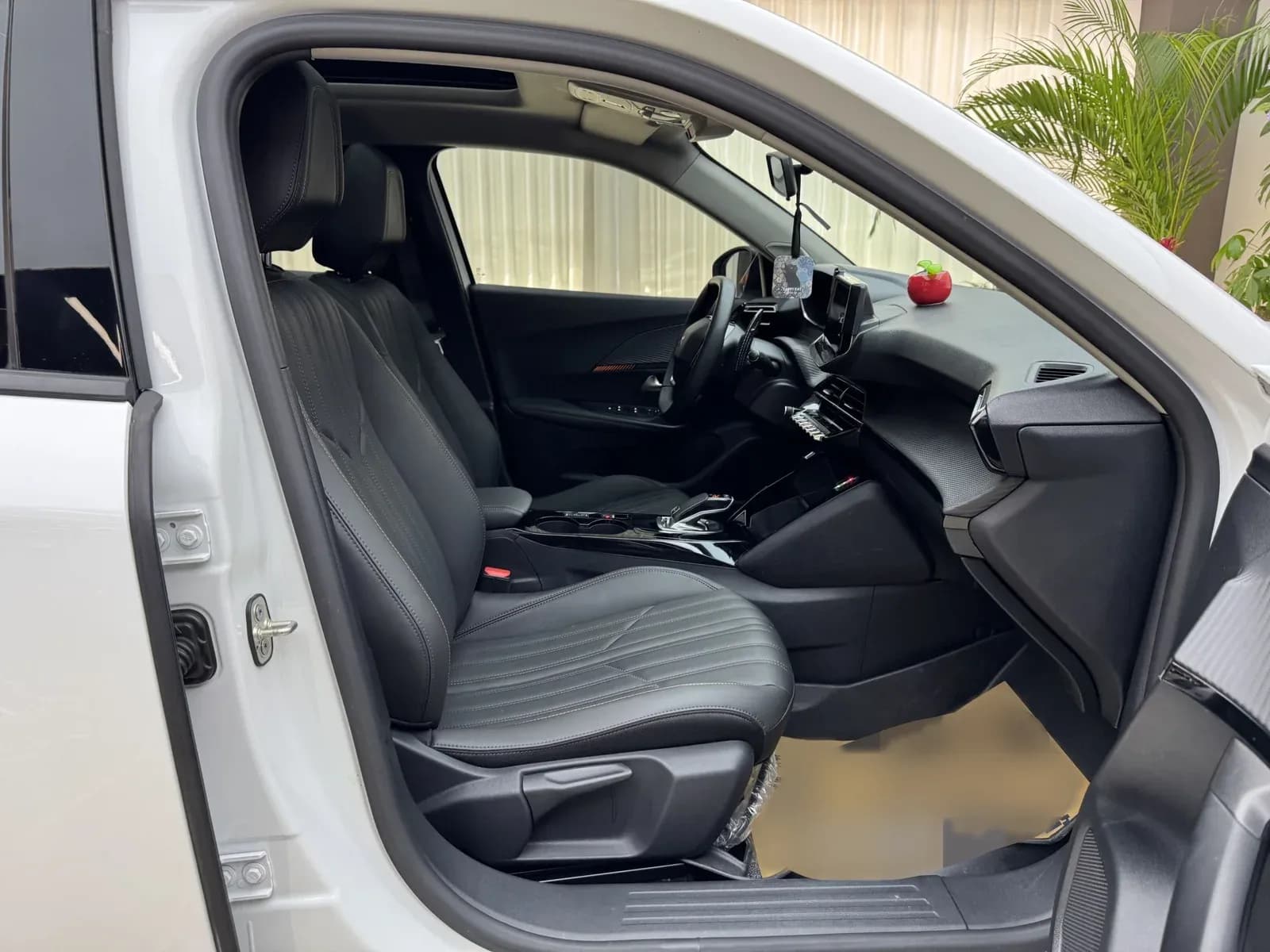 Thumbnail - Peugeot 2008 230THP The One condition photo 12