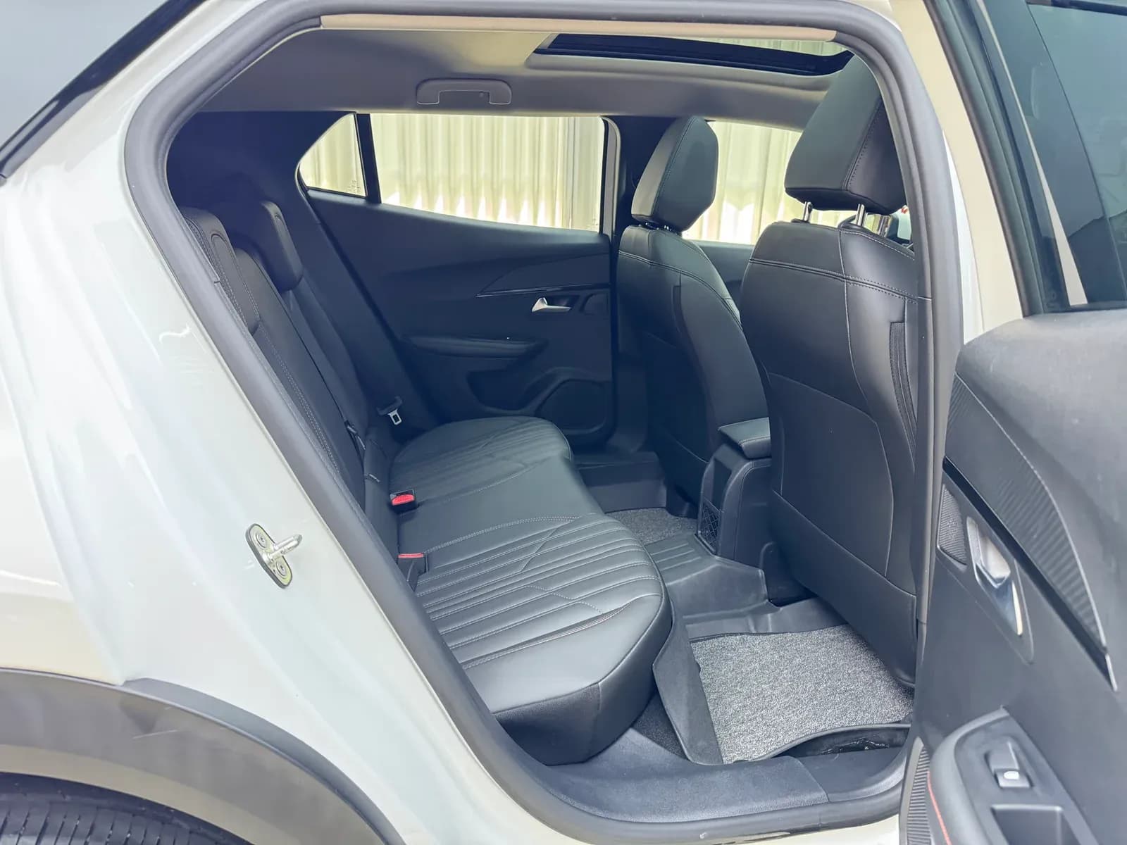 Thumbnail - Peugeot 2008 230THP The One condition photo 13