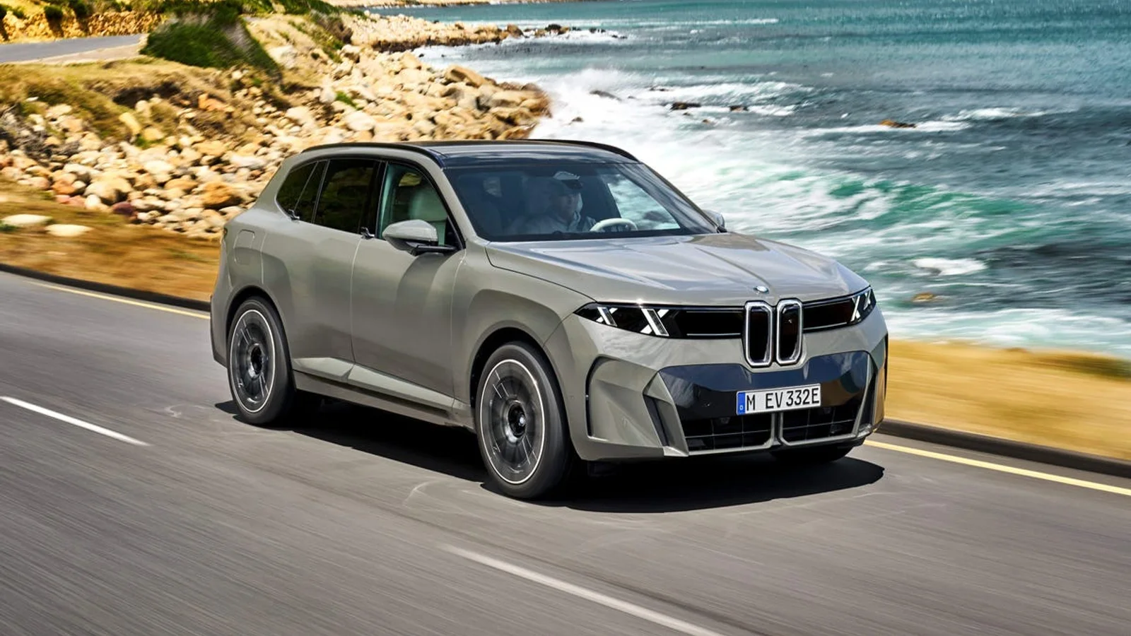 BMW iX5 на дороге