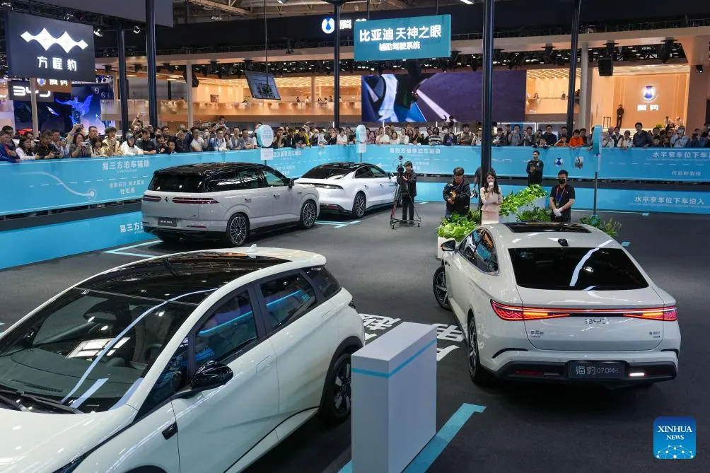 Посетители смотрят автомобили на выставке Auto China 2026 в Пекине
