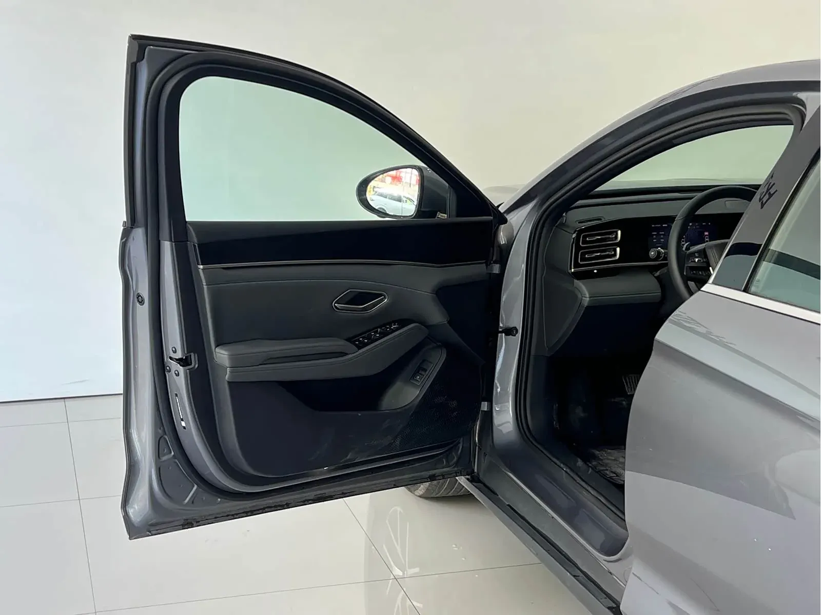 Thumbnail - BYD Qin L 2025 DM-i Intelligent Drive 120KM Shenzhen 2025-01 3k km used car photo 14