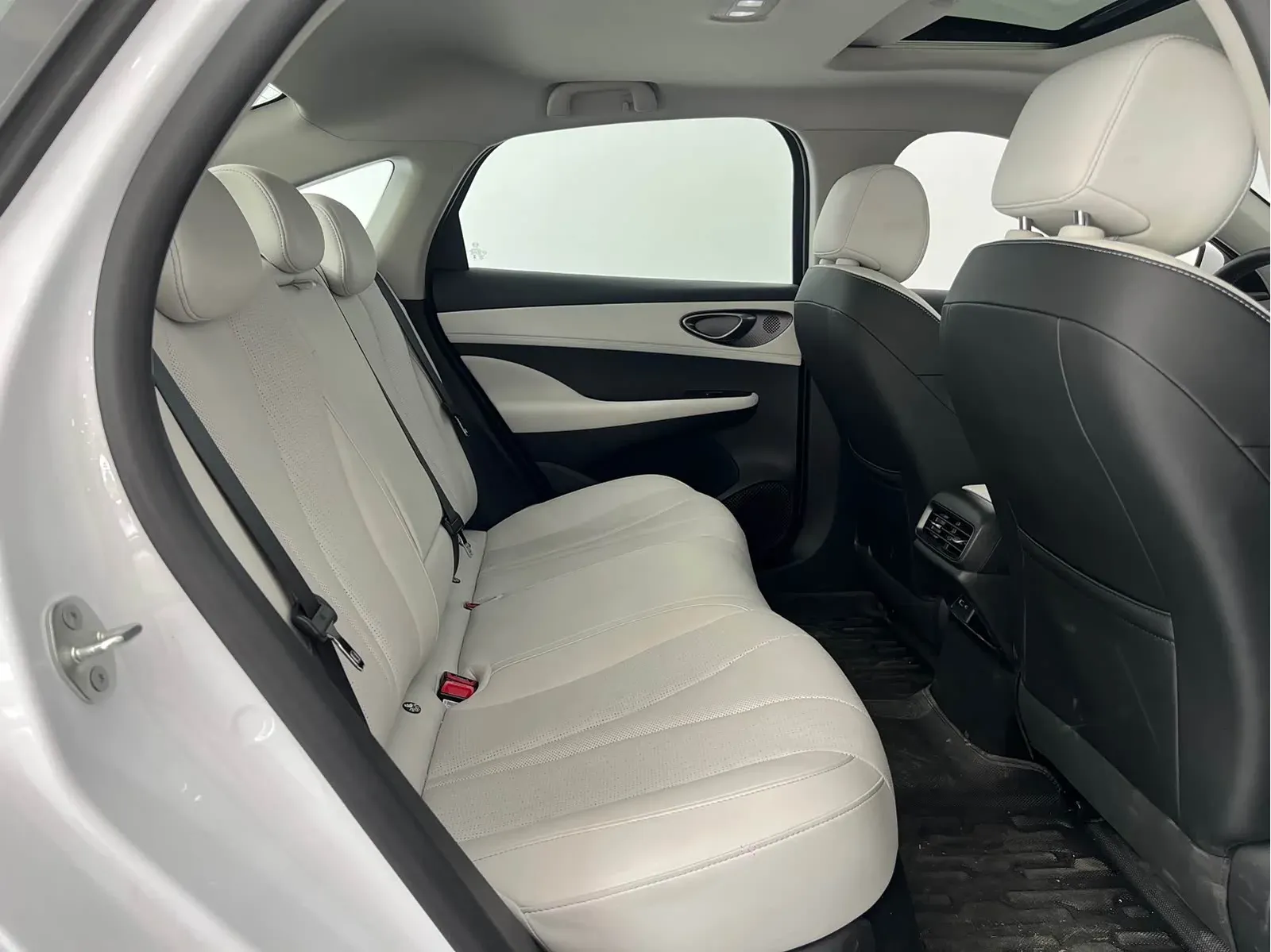 Thumbnail - BYD Seal 05 DM-i 2025 DM-i Intelligent Drive 120KM Flagship Shenzhen 2025-03 5k km used car photo 12