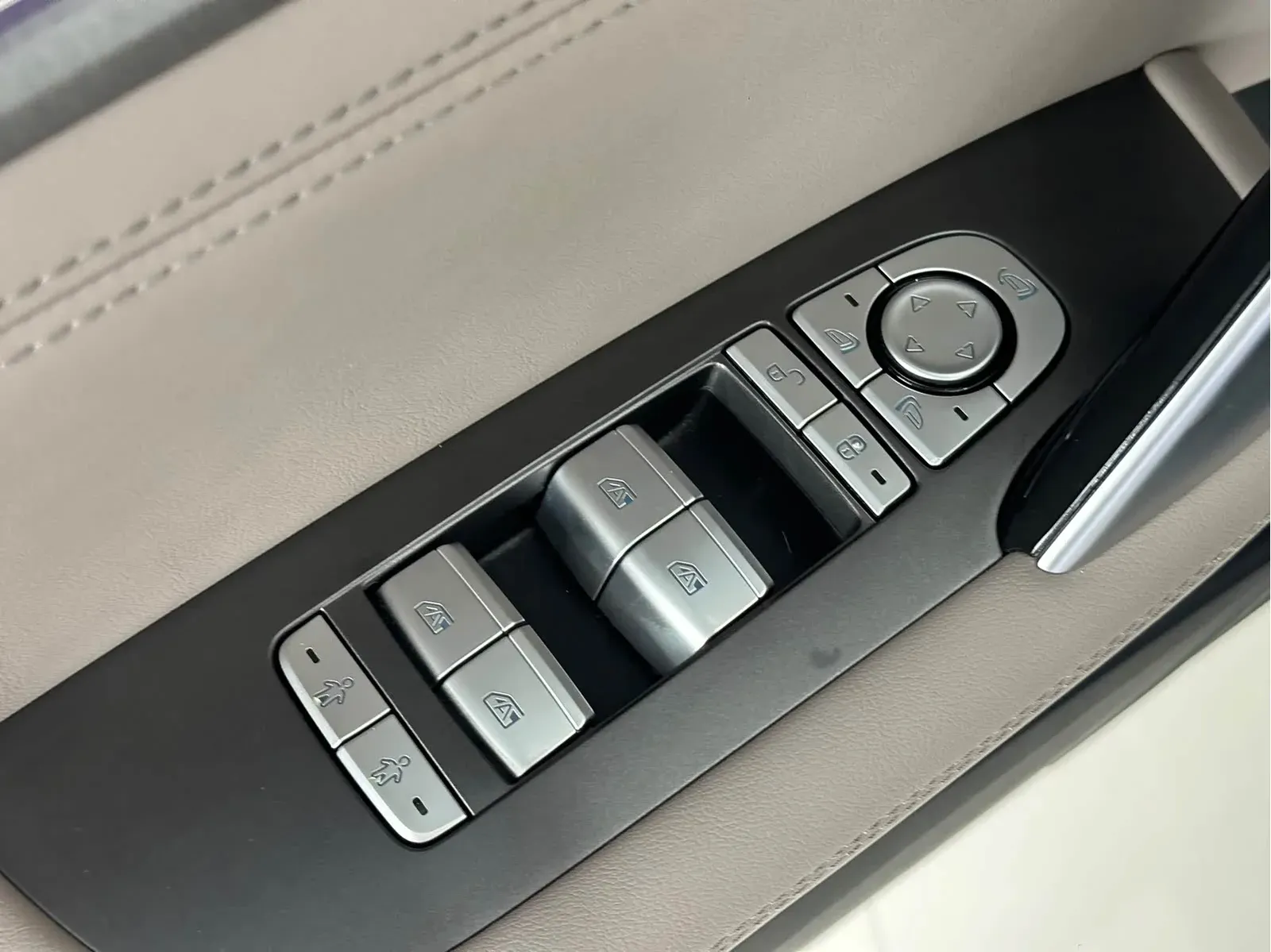 Thumbnail - BYD Tang New Energy 2024 DM-i Glory Edition 112KM Flagship Shenzhen 2024-04 18k km used car photo 18