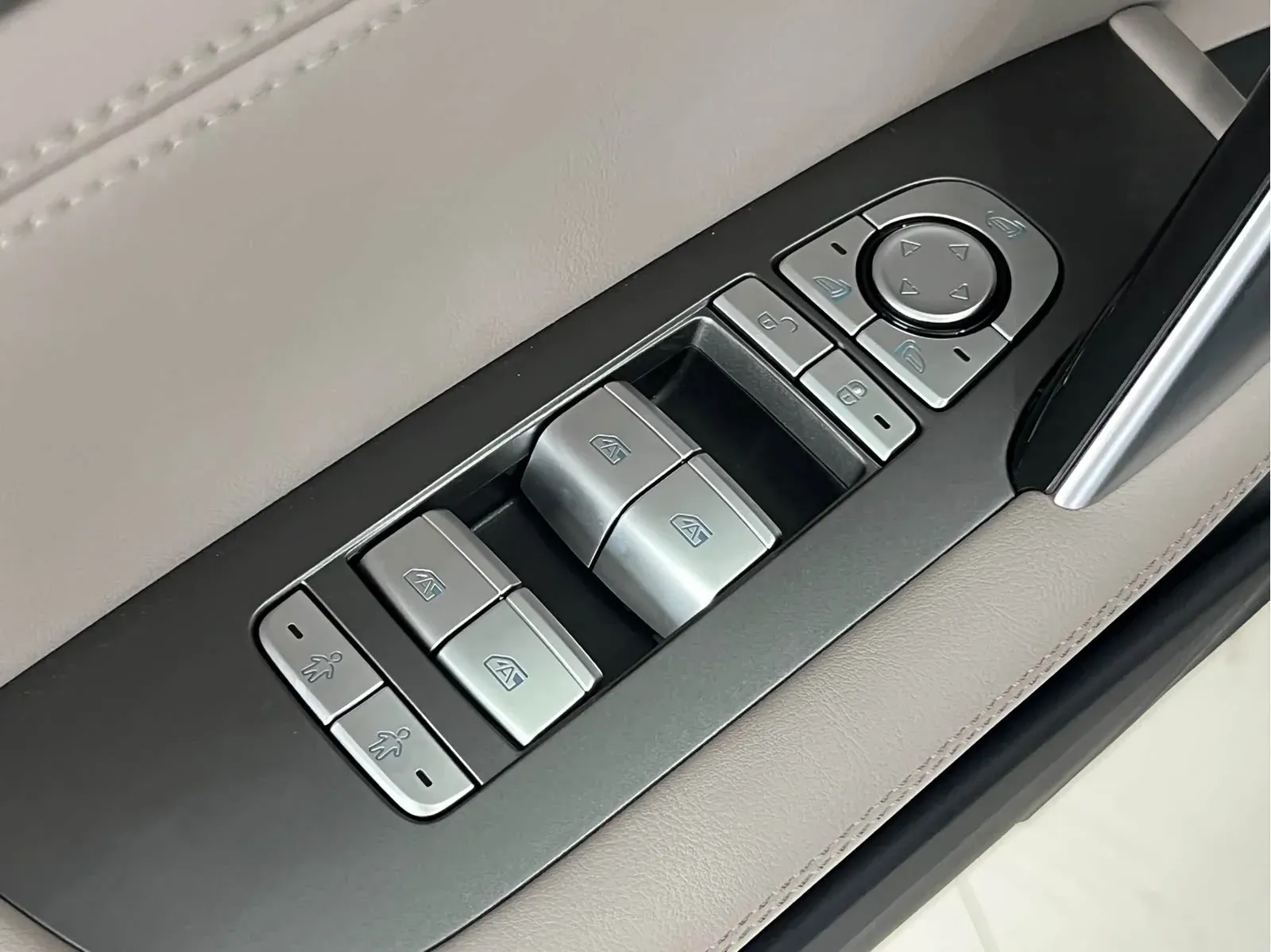 Thumbnail - BYD Tang New Energy 2024 DM-i Glory Edition 112KM Flagship Shenzhen 2024-04 25k km used car photo 18