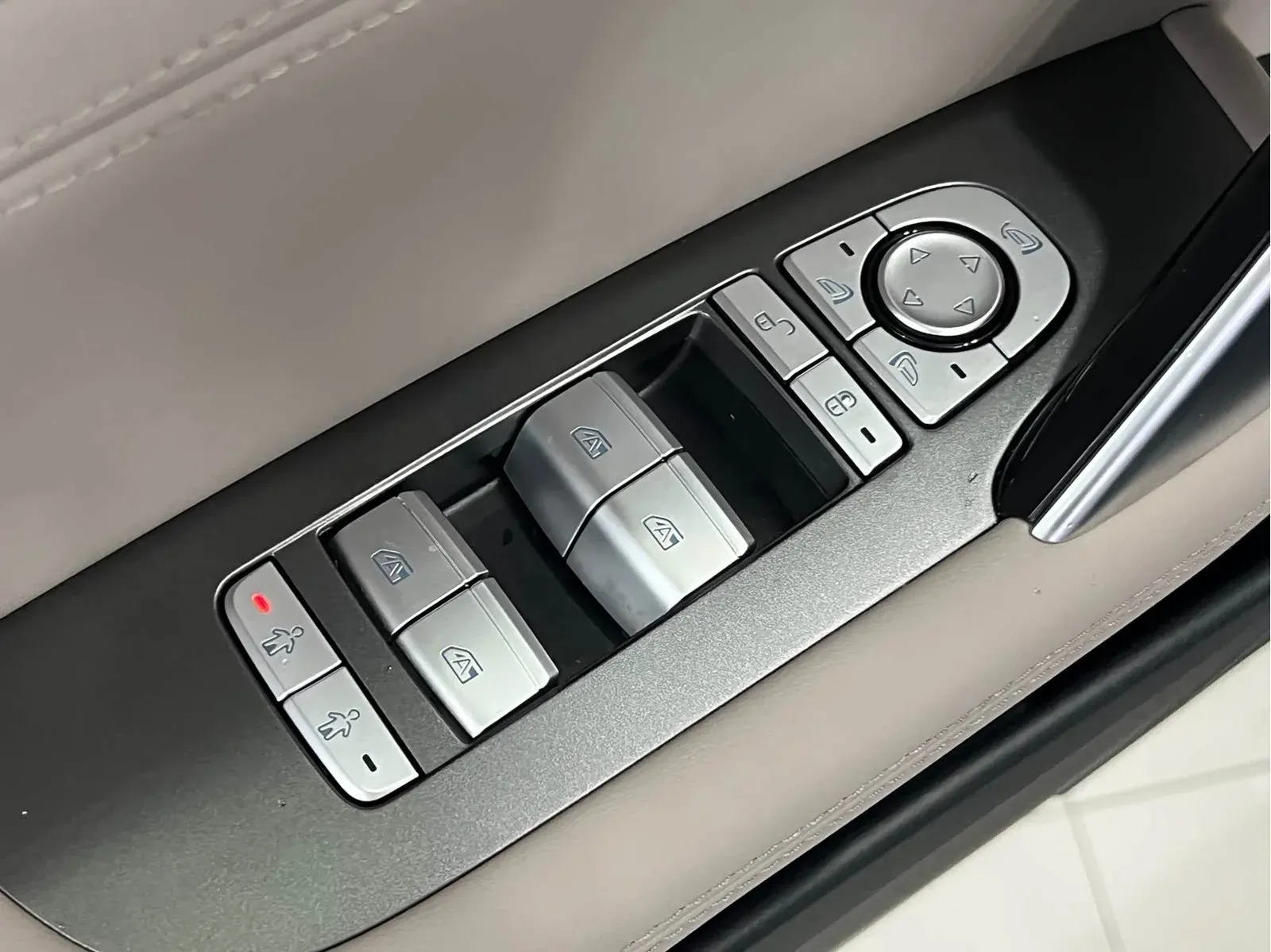 Thumbnail - BYD Tang New Energy 2024 DM-i Glory Edition 112KM Flagship Shenzhen 2024-07 18k km used car photo 18