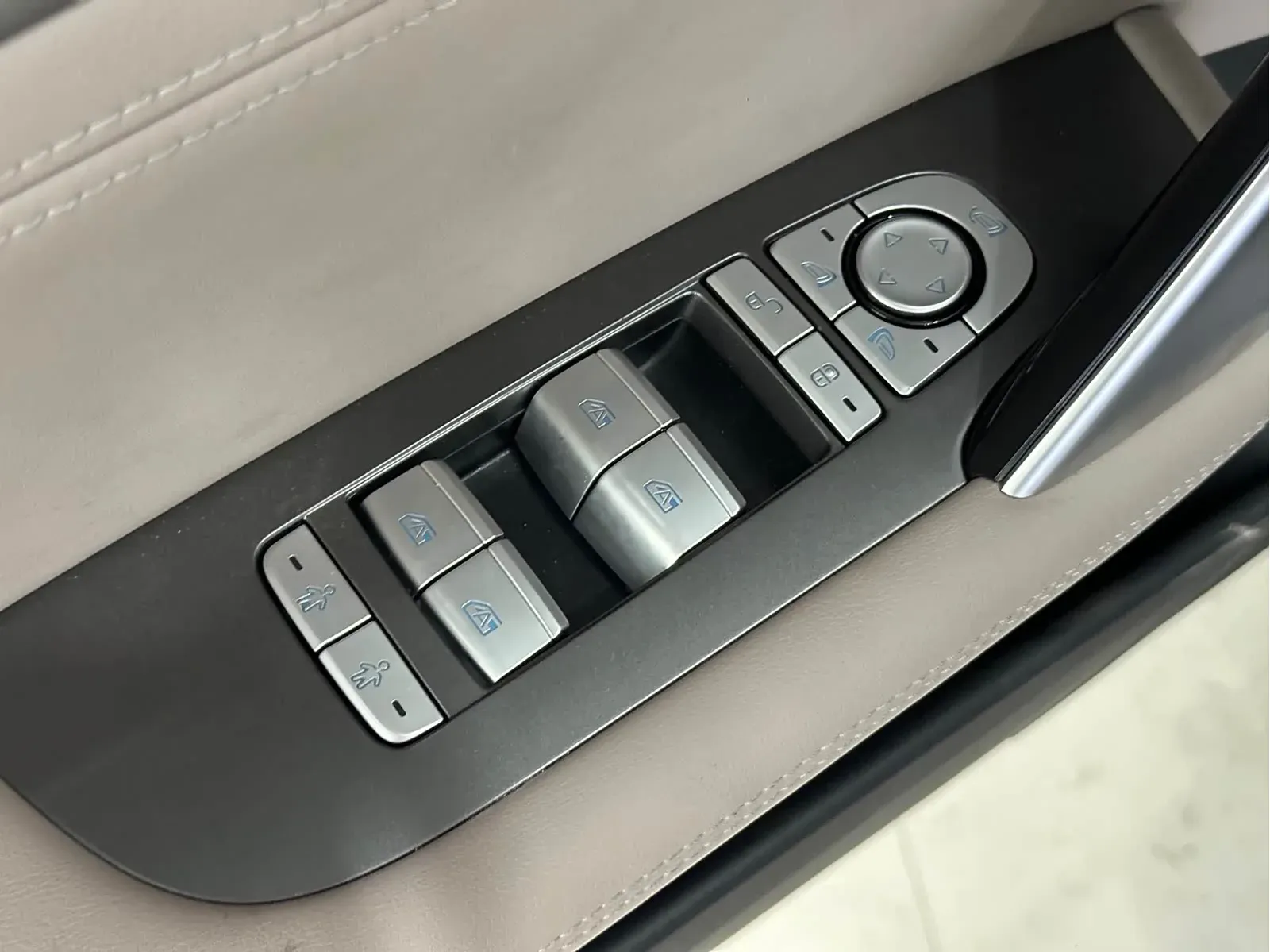 Thumbnail - BYD Tang New Energy 2025 Intelligent Drive DM-i 115KM Flagship Shenzhen 2025-03 6k km used car photo 18