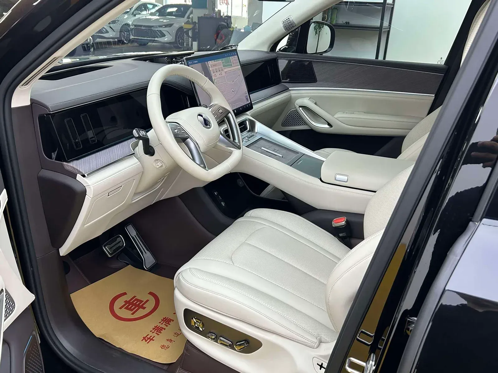 Thumbnail - DENZA N9 2025 Flagship Hefei 2025-04 35k km used car photo 4