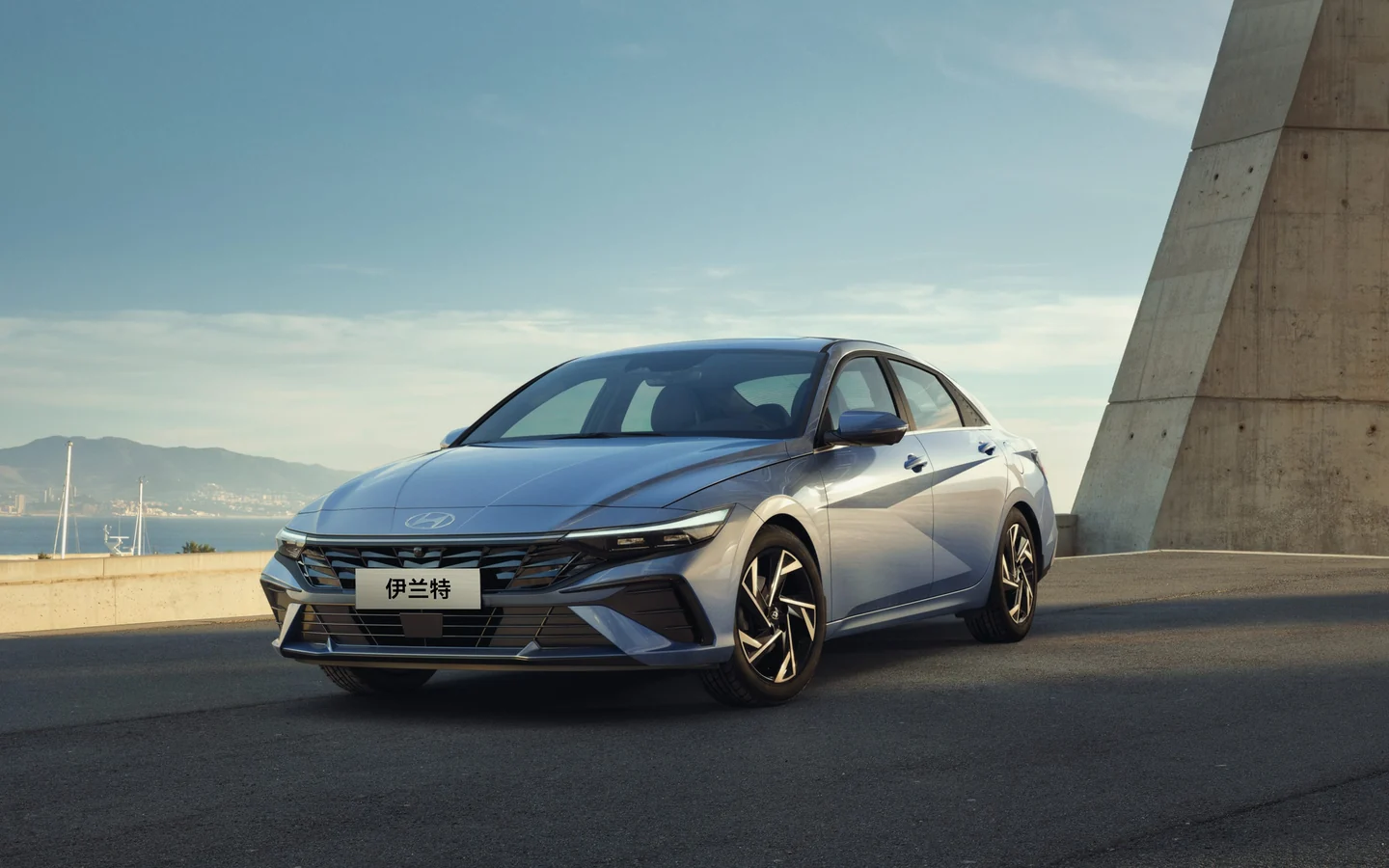 HYUNDAI Elantra: особенности модели, 1