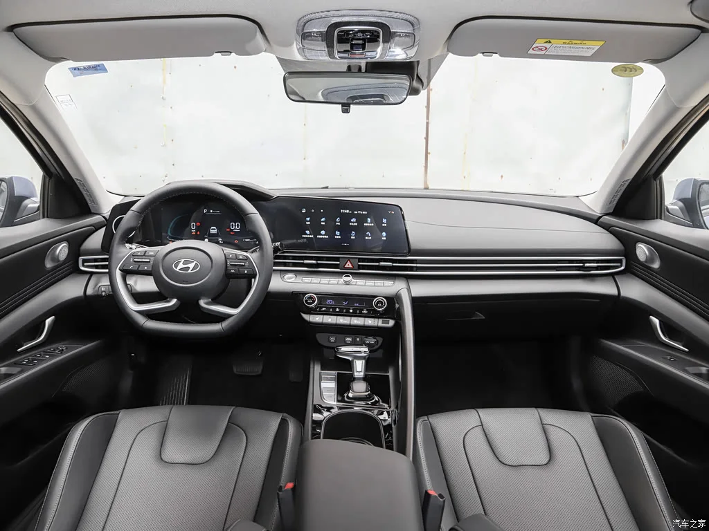 Интерьер HYUNDAI Elantra: Черный