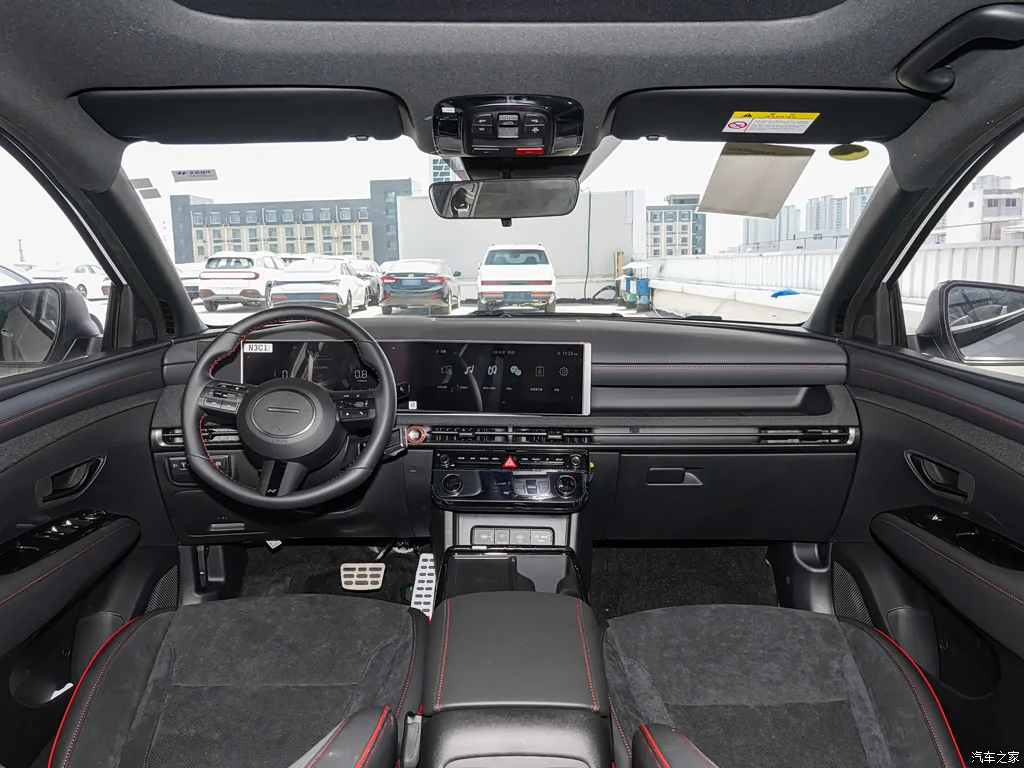 Интерьер HYUNDAI Tucson: Черный