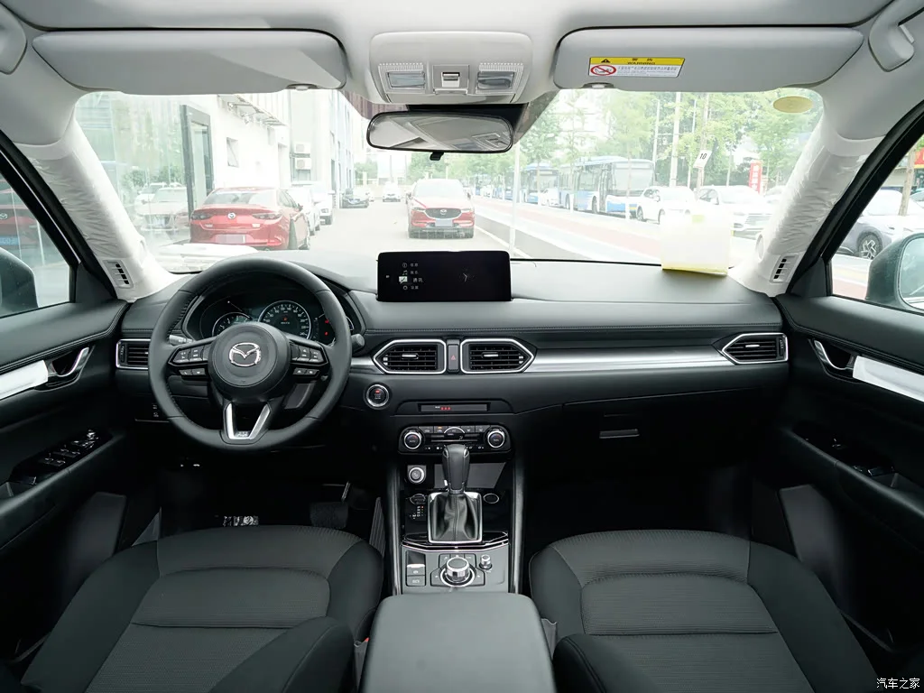 Интерьер MAZDA CX-5: Черный