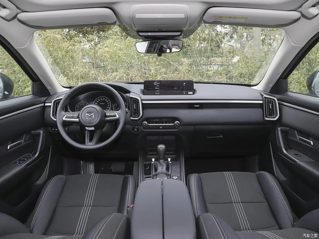 Интерьер MAZDA CX-50: Черный