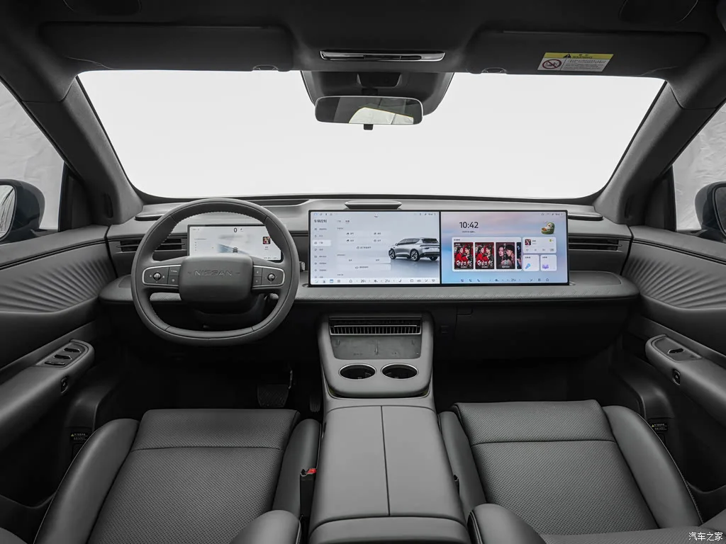 Интерьер NISSAN NX8: Элегантный черный