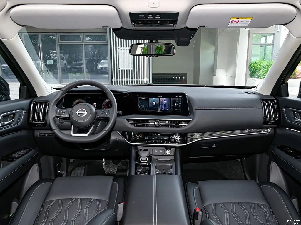 NISSAN PATHFINDER 2026, черный интерьер