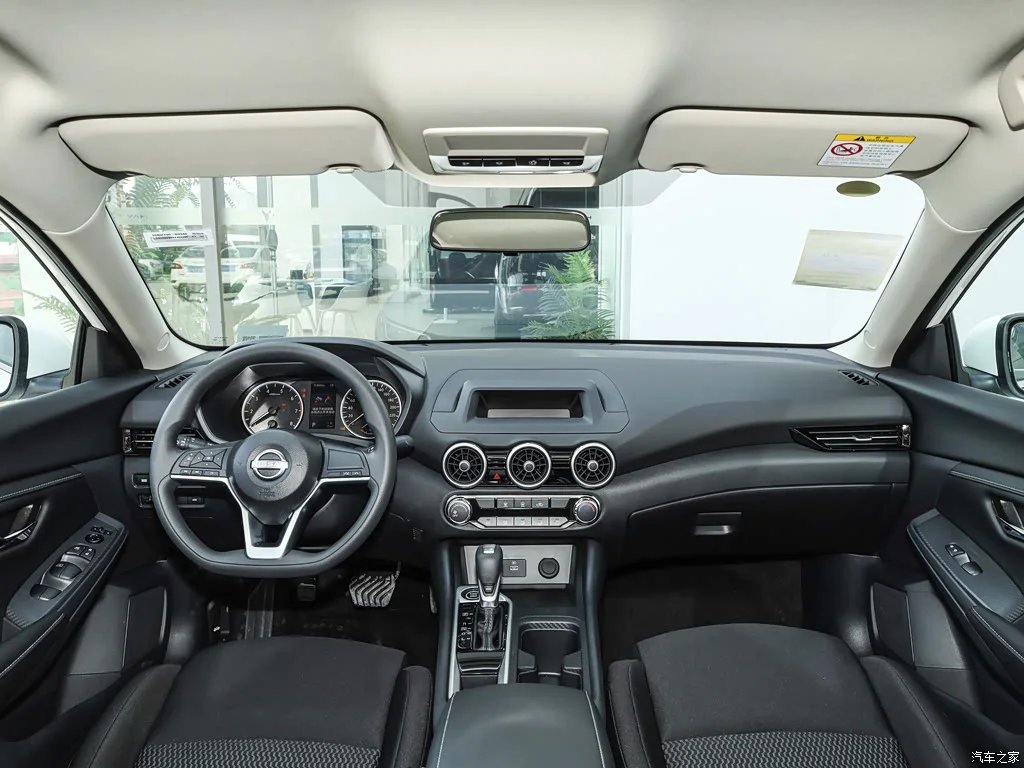 Интерьер NISSAN Sylphy: Черный