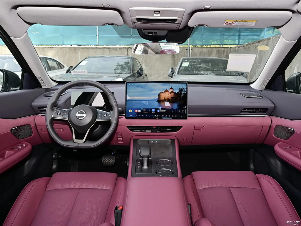 Интерьер NISSAN Teana: Черный / красный