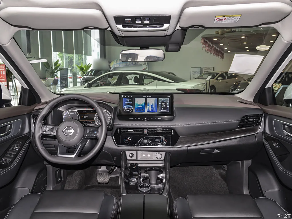 Интерьер NISSAN X-Trail Honor: Звездный черный