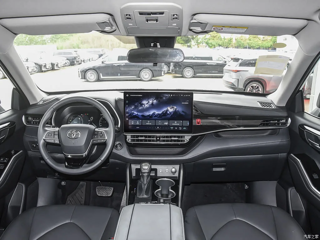 Интерьер TOYOTA Highlander: Звездный черный
