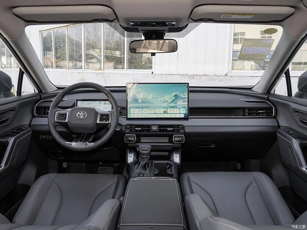Интерьер TOYOTA RAV4: Темно-серый / черно-золотой