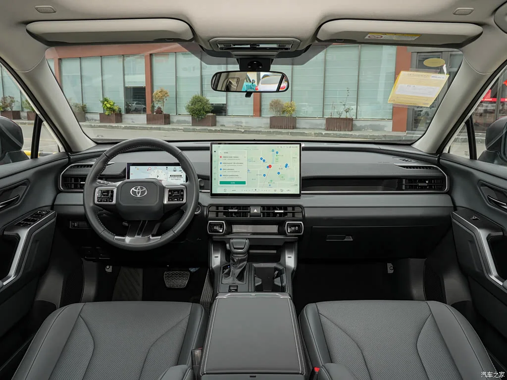 Интерьер TOYOTA Wildlander: Звездный черный